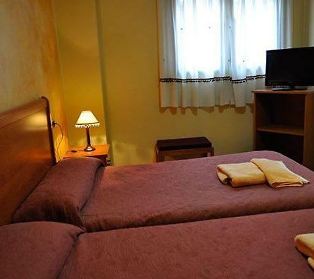 Hostal Puerta Del Valle La Cisterniga Екстер'єр фото