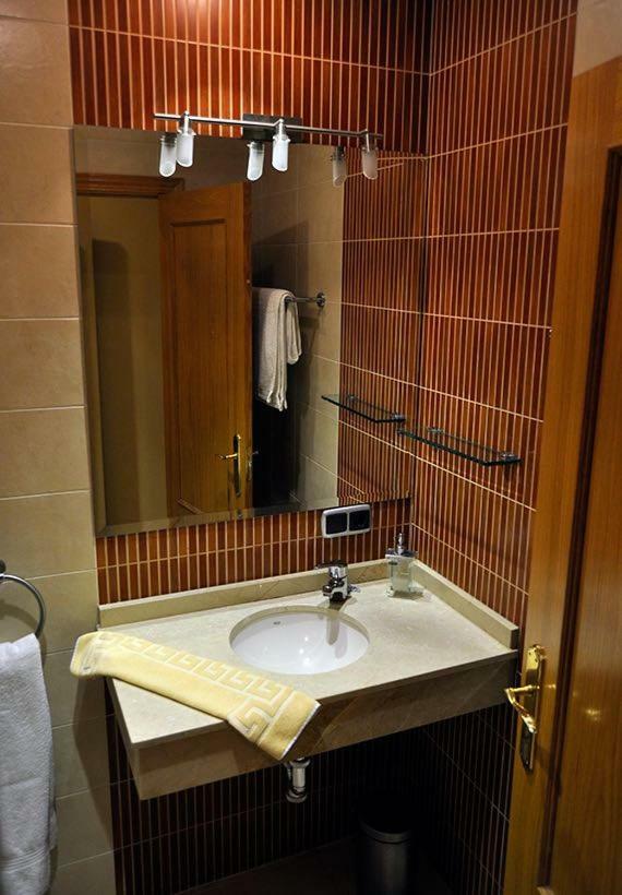 Hostal Puerta Del Valle La Cisterniga Екстер'єр фото