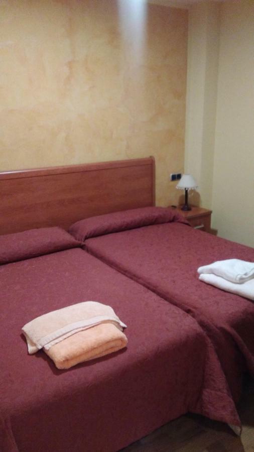 Hostal Puerta Del Valle La Cisterniga Екстер'єр фото