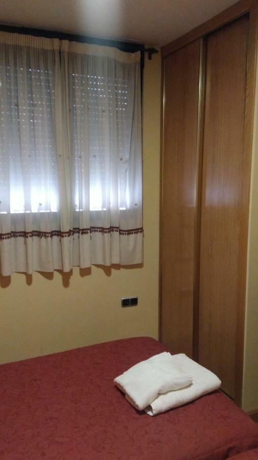 Hostal Puerta Del Valle La Cisterniga Екстер'єр фото